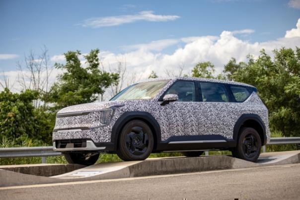 Noch getarnter Kia EV9 bei einer Testfahrt.  Foto: Autoren-Union Mobilität/Kia